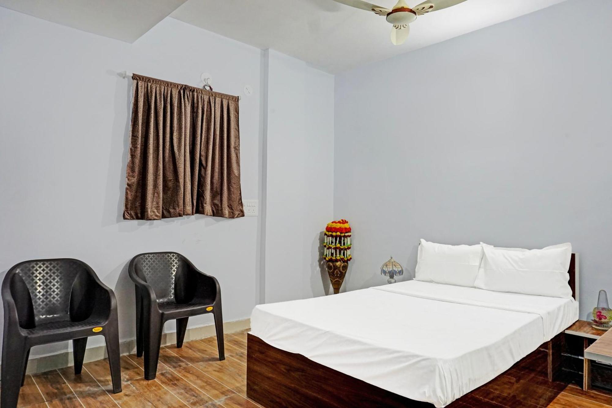 Oyo 820503 Lotus Lodge And Guest House Kharakvasla Exterior photo